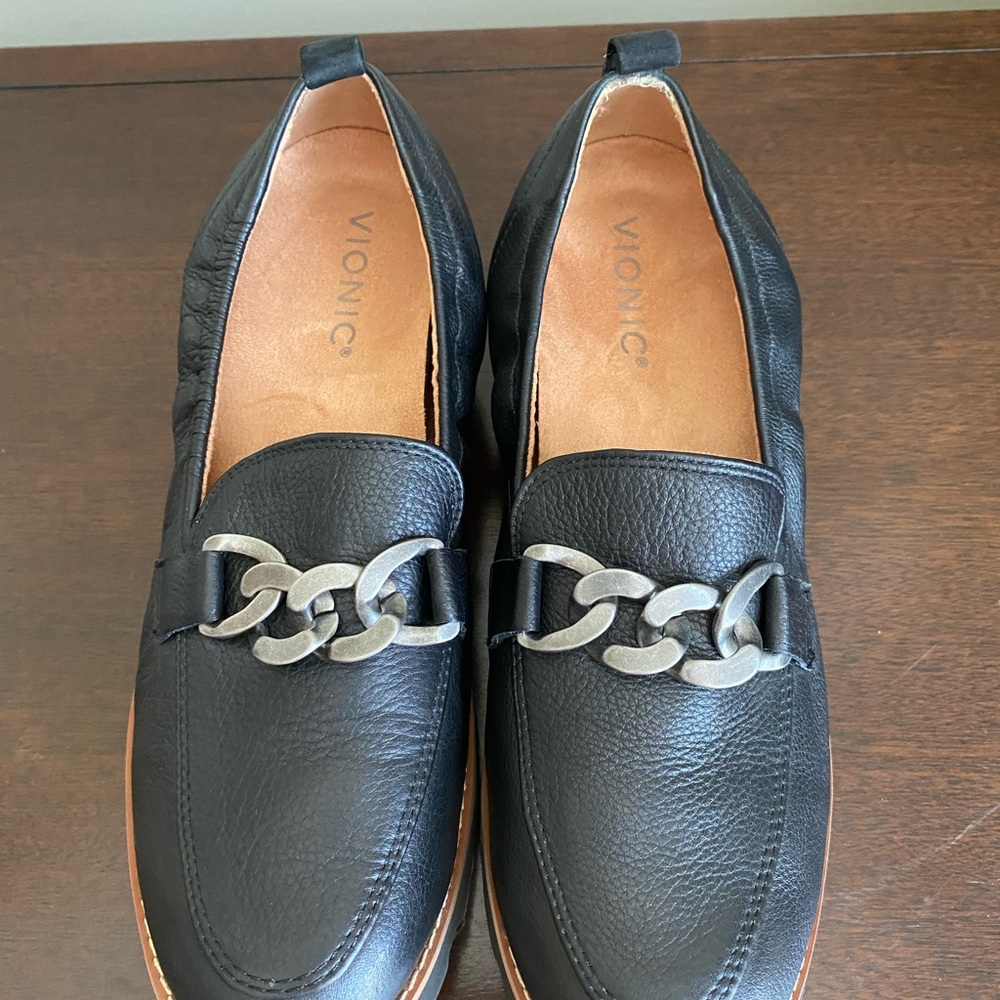 Vionic Women's Black Loafers with Silver Chain
